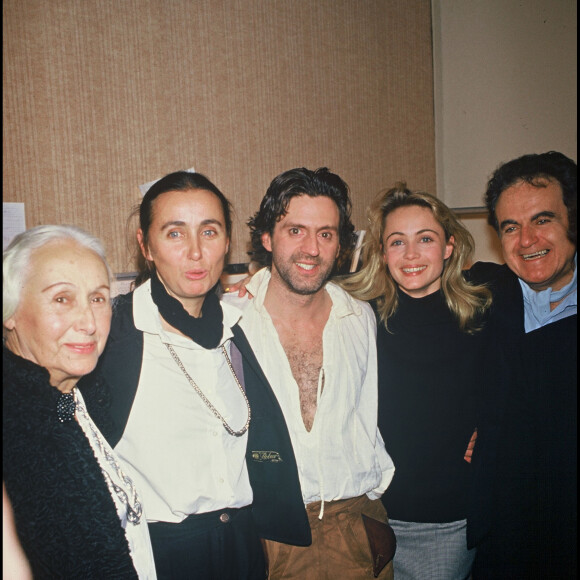 Elle est revenue sur les personnes à qui elle s'est confiée en premier lieu, notamment sa grand-mère dont elle est restée très proche
Emmanuelle Béart lors de la générale de la pièce "Double inconstance" en 1988 avec sa mère Geneviève Galea, sa grand-mère, son père Guy Béart et Daniel Auteuil