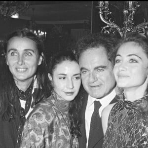 Sans divulguer l'auteur des faits, elle a précisé qu'il ne s'agissait pas de son père, Guy Béart
Guy Béart avec Geneviève Galéa et ses filles Emmanuelle et Eve lors de la première du film Manon des sources en 1986