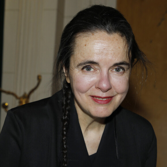 Amélie Nothomb est l'invitée d'Augustin Trapenard dans "La grande librairie" ce mercredi soir.
Amélie Nothomb fête ses trente ans d'écriture et dédicace son nouveau roman "Le livre des soeurs" à la brasserie "Les Deux Magots" à Paris. © Denis Guignebourg / Bestimage 