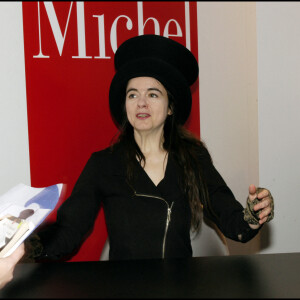 On sait peu de choses sur l'heureux élu. Si ce n'est qu'il est francais.
Amélie Nothomb au 25e salon du livre de Paris