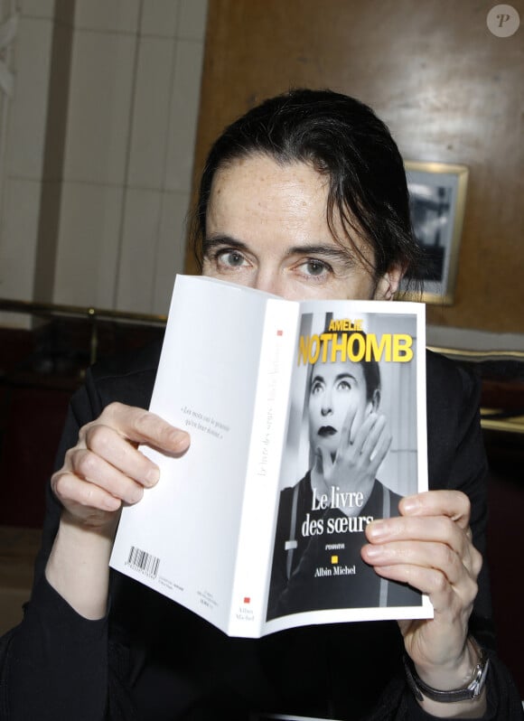 Amélie Nothomb fête ses 30 ans d'écriture et dédicace son nouveau roman "Le livre des soeurs" à la brasserie "Les Deux Magots" à Paris le 12 décembre 2022. © Denis Guignebourg / Bestimage 