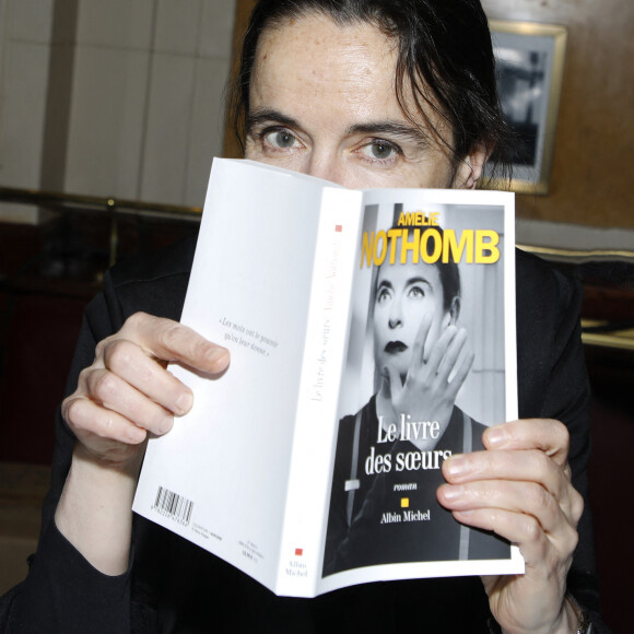 Amélie Nothomb fête ses 30 ans d'écriture et dédicace son nouveau roman "Le livre des soeurs" à la brasserie "Les Deux Magots" à Paris le 12 décembre 2022. © Denis Guignebourg / Bestimage 