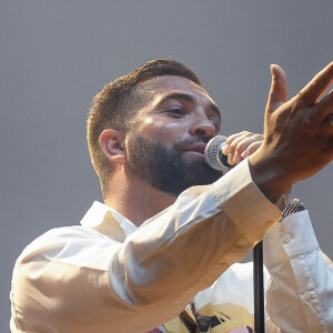 Le chanteur Kendji Girac sur la scène du Rugby Music Live devant 8000 spectateurs qui ont fait un don pour 3 associations : MBM (Manifestation de Bienveillance pour enfants Malade), les Zèbres (Moments de réconfort pour les enfants hospitalisés) et la fondation OVE ((enfants orphelins et démunis) à Lyon, le 13/05/2023. © Sandrine Thesillat / Panoramic / Bestimage 