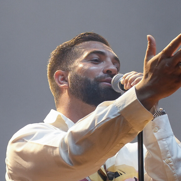 Le chanteur Kendji Girac sur la scène du Rugby Music Live devant 8000 spectateurs qui ont fait un don pour 3 associations : MBM (Manifestation de Bienveillance pour enfants Malade), les Zèbres (Moments de réconfort pour les enfants hospitalisés) et la fondation OVE ((enfants orphelins et démunis) à Lyon, le 13/05/2023. © Sandrine Thesillat / Panoramic / Bestimage 