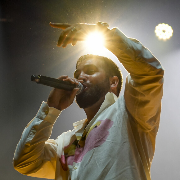 Le chanteur Kendji Girac sur la scène du Rugby Music Live devant 8000 spectateurs qui ont fait un don pour 3 associations : MBM (Manifestation de Bienveillance pour enfants Malade), les Zèbres (Moments de réconfort pour les enfants hospitalisés) et la fondation OVE ((enfants orphelins et démunis) à Lyon, le 13/05/2023. © Sandrine Thesillat / Panoramic / Bestimage 