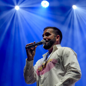 Le chanteur Kendji Girac sur la scène du Rugby Music Live devant 8000 spectateurs qui ont fait un don pour 3 associations : MBM (Manifestation de Bienveillance pour enfants Malade), les Zèbres (Moments de réconfort pour les enfants hospitalisés) et la fondation OVE ((enfants orphelins et démunis) à Lyon, le 13/05/2023. © Sandrine Thesillat / Panoramic / Bestimage 