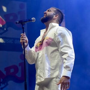 Le chanteur Kendji Girac sur la scène du Rugby Music Live devant 8000 spectateurs qui ont fait un don pour 3 associations : MBM (Manifestation de Bienveillance pour enfants Malade), les Zèbres (Moments de réconfort pour les enfants hospitalisés) et la fondation OVE ((enfants orphelins et démunis) à Lyon, le 13/05/2023. © Sandrine Thesillat / Panoramic / Bestimage 