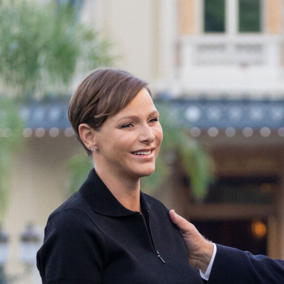Ce tournoi est une "coupe des célébrités" qui réunit 18 équipes autour de célébrités sportives.
La princesse Charlene de Monaco et le prince Albert II - 19e trou de golf de la Princess of Monaco Cup 2023 dans les Jardins des Boulingrins à Monaco, le 6 septembre 2023. © Olivier Huitel / Pool / Bestimage
