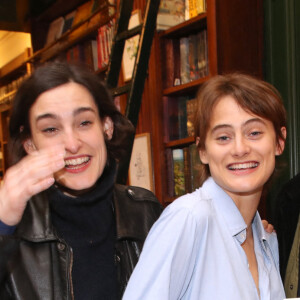 Violette d'Urso entre sa mère Inès de La Fressange et sa soeur Nine d'Urso - Violette d'Urso dédicace son livre "Même le bruit de la nuit a changé" à la librairie Galignani à Paris, France, le 25 mars 2023. © Bertrand Rindoff/Bestimage 