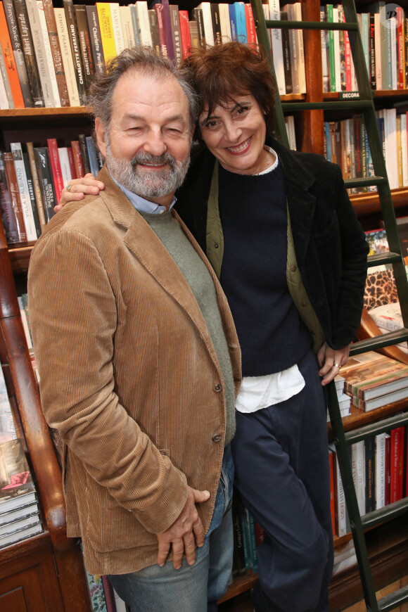 Après la mort de son mari, Inès de La Fressange a retrouvé l'amour dans les bras de Denis Olivennes.
Inès de La Fressange et son compagnon Denis Olivennes - Violette d'Urso dédicace son livre "Même le bruit de la nuit a changé" à la librairie Galignani à Paris, France, le 25 mars 2023. © Bertrand Rindoff/Bestimage 