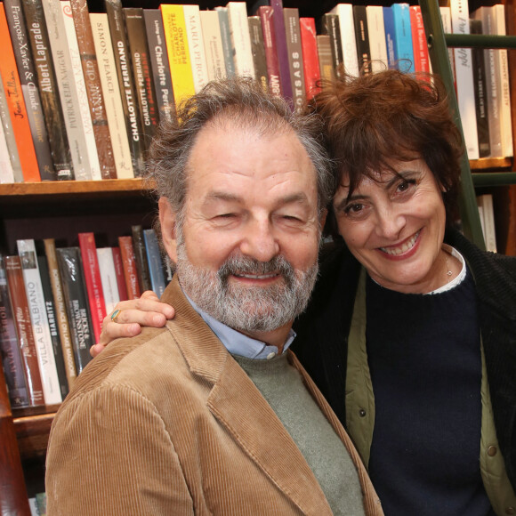 Après la mort de son mari, Inès de La Fressange a retrouvé l'amour dans les bras de Denis Olivennes.
Inès de La Fressange et son compagnon Denis Olivennes - Violette d'Urso dédicace son livre "Même le bruit de la nuit a changé" à la librairie Galignani à Paris, France, le 25 mars 2023. © Bertrand Rindoff/Bestimage 