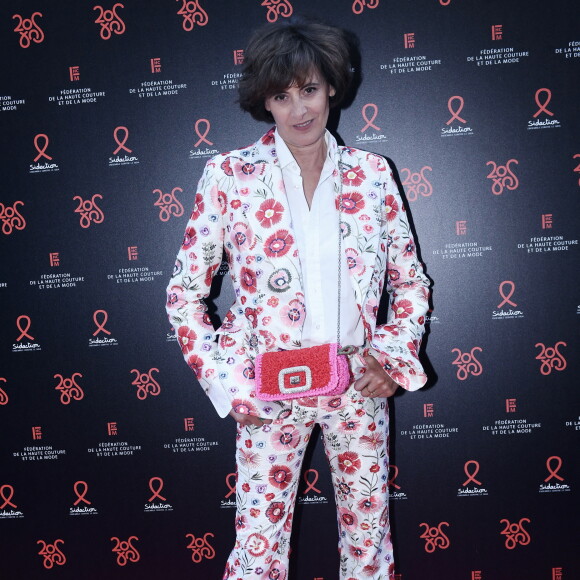 L'ancienne mannequin a été l'égérie de la marque Chanel dans les années 80.
Inès de la Fressange - Photocall de la 20ème édition du dîner de la Mode du Sidaction, "Annees Palace" au Pavillon Cambon Capucines à Paris le 6 juillet 2023. Ce dîner signe la clôture des défilés de la Semaine de la Haute Couture à Paris. Cette édition sera l'occasion de célébrer les vingt ans de cet événement incontournable au profit de la lutte contre le sida. Le Chef Y. Alléno, chef trois étoiles au Guide Michelin, signe le menu de la 20ème édition de ce dîner de gala. Grâce à la mobilisation des personnalités de la mode, du cinéma et des médias, le Dîner de la mode avait permis de collecter 726 000 euros en faveur de la lutte contre le VIH/sida en 2022. Sidaction peut ainsi renforcer son action en faveur des programmes de recherche scientifique, médicale et de prévention du VIH et des associations d'aide aux personnes vivant avec le VIH en France et à l'international. Depuis 2003, le Dîner de la Mode a permis de collecter plus de onze millions d'euros. Plus que jamais, nous devons rester mobilisés pour faire reculer l'épidémie de VIH. © Rachid Bellak/Bestimage 