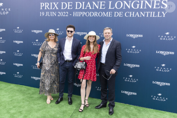 Guillaume de Tonquédec avec sa femme Christèle et leurs enfants Amaury et Victoire - Photocall du Prix de Diane Longines 2022 à Chantilly le 19 juin 2022. © Jack Tribeca / Bestimage