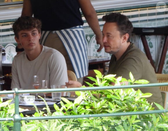 Elon Musk avec son fils Saxon en vacances à Portofino, le 25 juillet 2023.