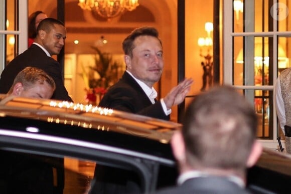 Exclusif - Elon Musk regagne son hôtel après une soirée à la Bibliothèque nationale de Paris vers 23 heures, à Paris, France, le 16 juin 2023.