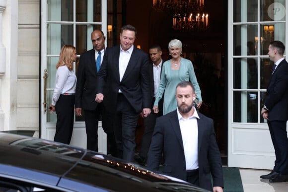 Exclusif - Elon Musk et Maye Musk quittent leur hôtel pour se rendre à la Bibliothèque nationale de Paris, en France, le 16 juin 2023.