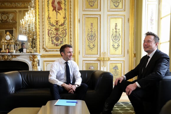 Vous vous en doutez, Elon Musk et Grimes ont une fois encore rivalisé d'originalité pour le choix du prénom...
Emmanuel Macron rencontre Elon Musk lors de la 6ème édition du sommet "Choose France" au Château de Versailles , près de Paris, France, le 15 mai 2023. © Eliot Blondet/Pool/Bestimage