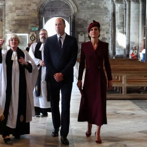 Elle portait une longue robe-manteau violette signée Eponine London.
Le prince William, prince de Galles, et Catherine (Kate) Middleton, princesse de Galles assistent à un service religieux marquant le premier anniversaire de la mort de la reine Elizabeth II à la cathédrale St Davids à Haverfordwest dans le Pembrokeshire, pays de Galles, Royaume Uni, le 8 septembre 2023.