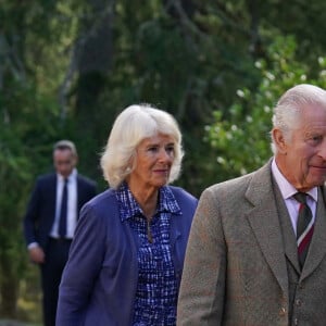 Le roi Charles III d'Angleterre et Camilla Parker Bowles, reine consort d'Angleterre, assistent à l'église paroissiale de Crathie, près de Balmoral, Royaume Uni, à un service religieux marquant le premier anniversaire de la mort de la reine Elizabeth II, le vendredi 8 septembre 2023.
