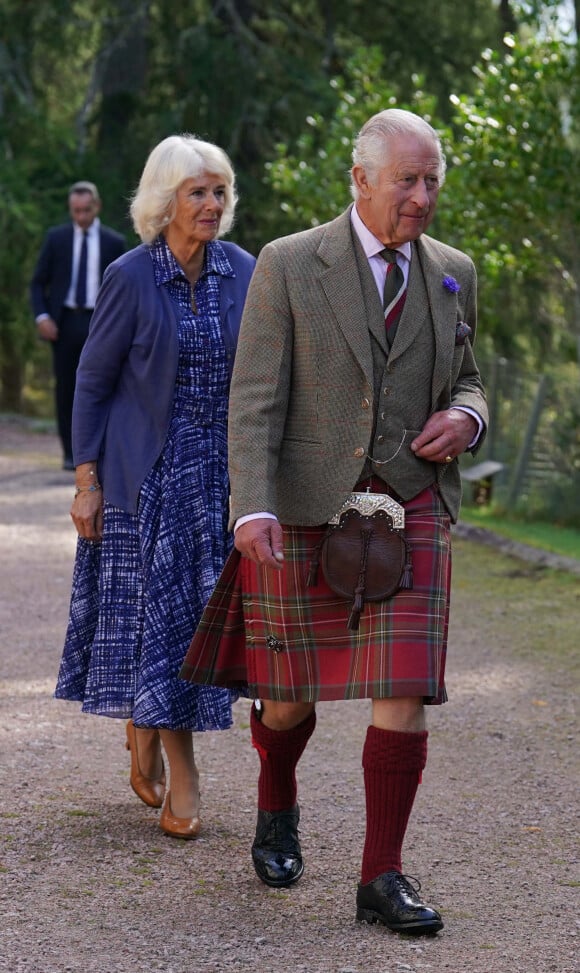 Le roi Charles III d'Angleterre et Camilla Parker Bowles, reine consort d'Angleterre, assistent à l'église paroissiale de Crathie, près de Balmoral, Royaume Uni, à un service religieux marquant le premier anniversaire de la mort de la reine Elizabeth II, le vendredi 8 septembre 2023.