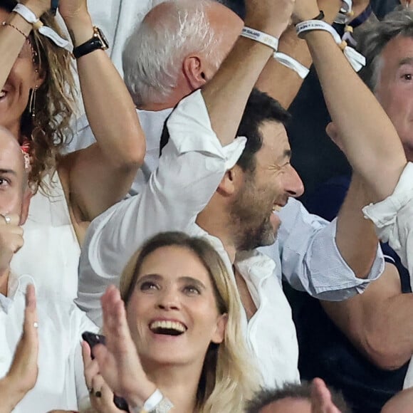 Patrick Bruel et son fils Léon, François Cluzet, Sophie Marceau - People dans les tribunes lord du match d'ouverture de la Coupe du Monde de Rugby France 2023 avant le match de la Poule A entre la France et la Nouvelle-Zélande au Stade de France à Saint-Denis le 8 septembre 2023. © Dominique Jacovides/Bestimage 