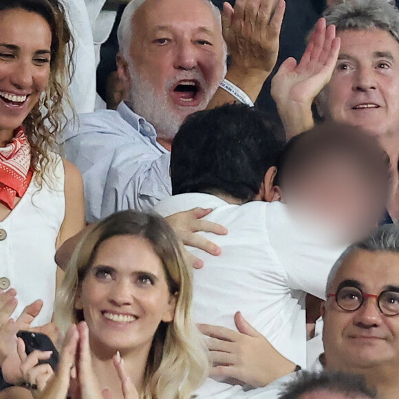 Patrick Bruel et son fils Léon, François Berléand, François Cluzet - People dans les tribunes lord du match d'ouverture de la Coupe du Monde de Rugby France 2023 avant le match de la Poule A entre la France et la Nouvelle-Zélande au Stade de France à Saint-Denis le 8 septembre 2023. © Dominique Jacovides/Bestimage 