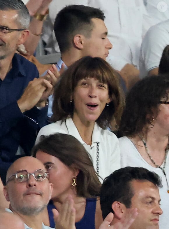 Sophie Marceau - People dans les tribunes lord du match d'ouverture de la Coupe du Monde de Rugby France 2023 avant le match de la Poule A entre la France et la Nouvelle-Zélande au Stade de France à Saint-Denis le 8 septembre 2023. © Dominique Jacovides/Bestimage 