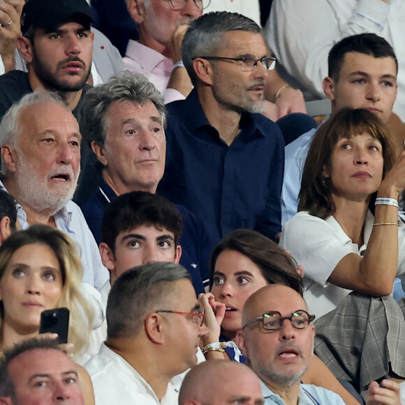 François Berléand, François Cluzet, Sophie Marceau - People dans les tribunes lord du match d'ouverture de la Coupe du Monde de Rugby France 2023 avant le match de la Poule A entre la France et la Nouvelle-Zélande au Stade de France à Saint-Denis le 8 septembre 2023. © Dominique Jacovides/Bestimage 