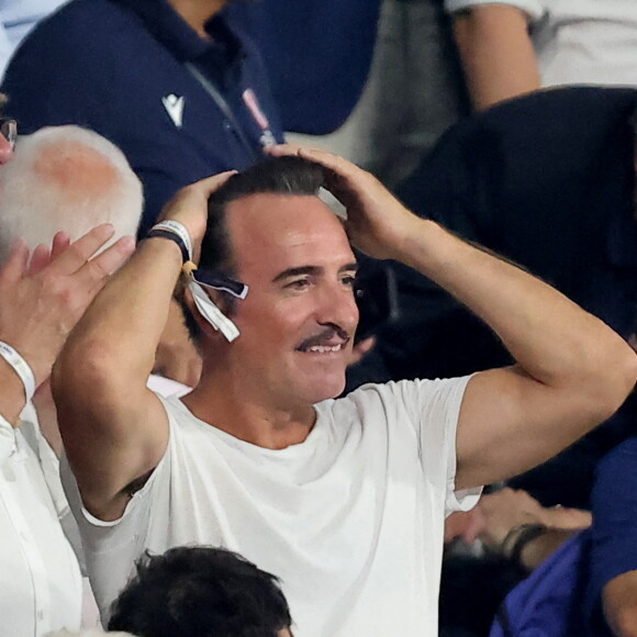 Jean Dujardin - People dans les tribunes lord du match d'ouverture de la Coupe du Monde de Rugby France 2023 avant le match de la Poule A entre la France et la Nouvelle-Zélande au Stade de France à Saint-Denis le 8 septembre 2023. © Dominique Jacovides/Bestimage 