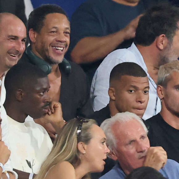 JoeyStarr, Yann Arthus-Bertrand, Kylian Mbappé, Antoine Griezmann - People dans les tribunes lord du match d'ouverture de la Coupe du Monde de Rugby France 2023 avant le match de la Poule A entre la France et la Nouvelle-Zélande au Stade de France à Saint-Denis le 8 septembre 2023. © Dominique Jacovides/Bestimage 