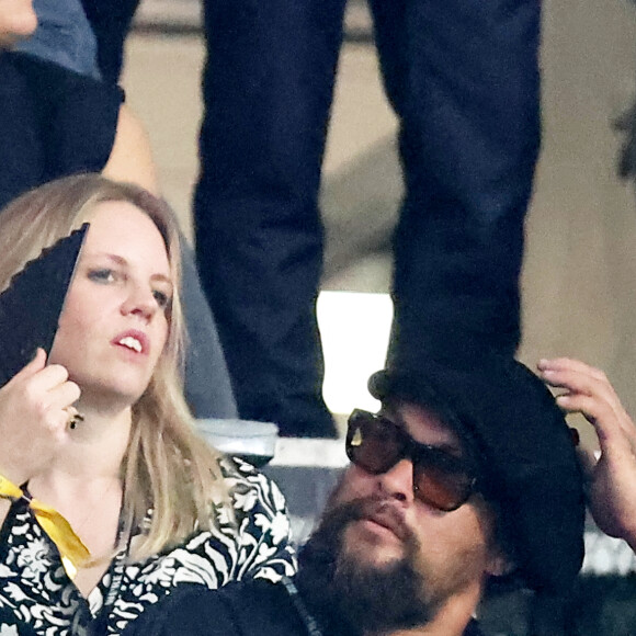 Tout comme Jason Momoa, fan des All Blacks !
Jason Momoa - People dans les tribunes lord du match d'ouverture de la Coupe du Monde de Rugby France 2023 avant le match de la Poule A entre la France et la Nouvelle-Zélande au Stade de France à Saint-Denis le 8 septembre 2023. © Dominique Jacovides/Bestimage 