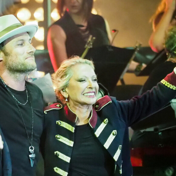 Mariage - Christopher Stills, fils de Véronique Sanson, s'est marié - Stephen Stills et Christopher Stills - Véronique Sanson en concert pour l'ouverture du festival des Francofolies de La Rochelle. Le 11 juillet 2018  Veronique Sanson with her son Christopher Stills and her ex-husband Stephen Stills performed at the Francofolies in La Rochelle, France. On july 11th 2018