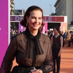 Carole Bouquet s'est faite remarquer grâce à sa tenue lors de la cérémonie de clôture du Festival du film américain de Deauville
Carole Bouquet - Arrivées à la cérémonie de clôture et la projection du film Joika lors de la 49ème édition du festival du film américain de Deauville. © Denis Guignebourg / Bestimage 