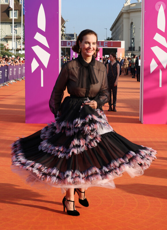 Carole Bouquet s'est faite remarquer grâce à sa tenue lors de la cérémonie de clôture du Festival du film américain de Deauville
Carole Bouquet - Arrivées à la cérémonie de clôture et la projection du film Joika lors de la 49ème édition du festival du film américain de Deauville. © Denis Guignebourg / Bestimage 