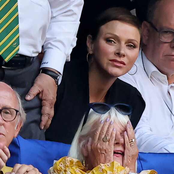 La princesse Charlene de Monaco et le prince Albert II - Tribunes lors du match de rugby entre l'Afrique du Sud et l'Écosse (18-3) au stade Vélodrome à Marseille, le 10 septembre 2023. © Dominique Jacovides / Bestimage