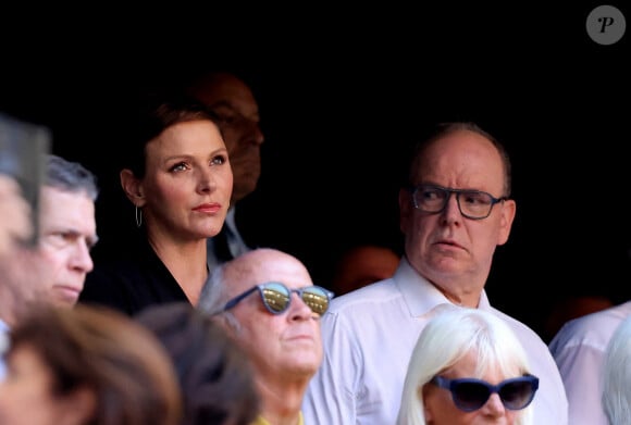 C'est ainsi qu'elle s'est éloignée quelque peu du palais princier pour se rendre, le 10 septembre, dans les tribunes du stade Vélodrome de Marseille.
La princesse Charlene de Monaco et le prince Albert II - Tribunes lors du match de rugby entre l'Afrique du Sud et l'Écosse (18-3) au stade Vélodrome à Marseille, le 10 septembre 2023. © Dominique Jacovides / Bestimage