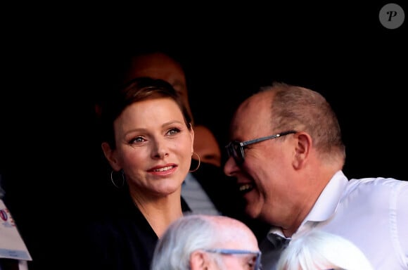 L'Afrique du Sud, le pays d'origine de la maman de Jacques et Gabriella, affrontait l'Ecosse en cette fin de week-end.
La princesse Charlene de Monaco et le prince Albert II - Tribunes lors du match de rugby entre l'Afrique du Sud et l'Écosse (18-3) au stade Vélodrome à Marseille, le 10 septembre 2023. © Dominique Jacovides / Bestimage