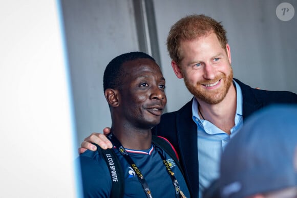 Il rencontre aussi beaucoup de sportifs.
Le prince Harry, duc de Sussex, assiste aux Invictus Games 2023 (Jour 2) à Düsseldorf, Allemagne, le 11 septembre 2023. © Imago/Panoramic/Bestimage