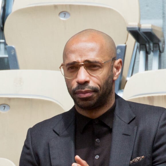 Finalement, Thierry Henry a renoncé à son projet
 
Thierry Henry en tribune (Jour 8) lors des Internationaux de France de Tennis de Roland Garros 2022 à Paris, France, le 29 mai 2022. © MPP/Bestimage