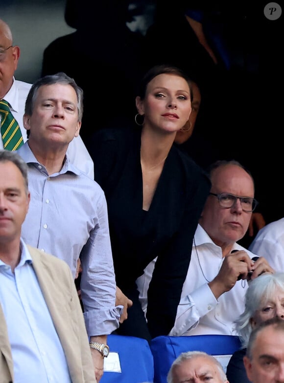 La princesse Charlene de Monaco et le prince Albert II dans les tribunes lors du match de rugby entre l'Afrique du Sud et l'Écosse (18-3) au stade Vélodrome à Marseille le 10 septembre 2023. © Dominique Jacovides / Bestimage 