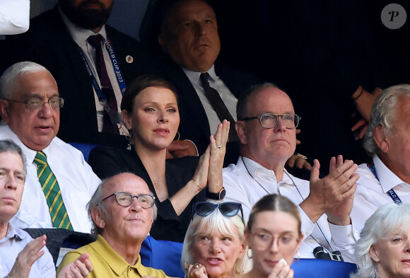 La princesse Charlene de Monaco et le prince Albert II dans les tribunes lors du match de rugby entre l'Afrique du Sud et l'Écosse (18-3) au stade Vélodrome à Marseille le 10 septembre 2023. © Dominique Jacovides / Bestimage 