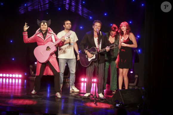 Cet instrument a d'ailleurs subi bien des sévices pour la beauté de l'art.
Matthieu Chedid (Le chanteur M) avec son frère Joseph Chedid, sa soeur Anna Chedid et sa fille Billie Chedid - Inauguration de la statue de cire de Matthieu Chedid, le chanteur - M -, au musée Grévin. Paris, le 11 septembre 2023. © Jack Tribeca / Bestimage