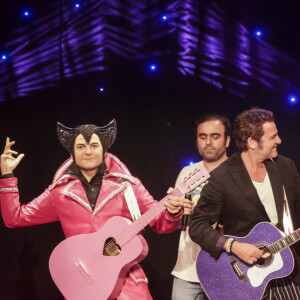 Matthieu Chedid avec son frère Joseph Chedid, sa soeur Anna Chedid et sa fille Billie Chedid - Inauguration de la statue de cire de Matthieu Chedid, le chanteur - M -, au musée Grévin. Paris, le 11 septembre 2023. © Jack Tribeca / Bestimage