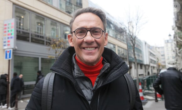 Exclusif - Julien Courbet à la sortie des studios de radio de l'émission "Les Grosses Têtes" à Paris. Le 30 novembre 2022 © Jonathan Rebboah / Panoramic / Bestimage 