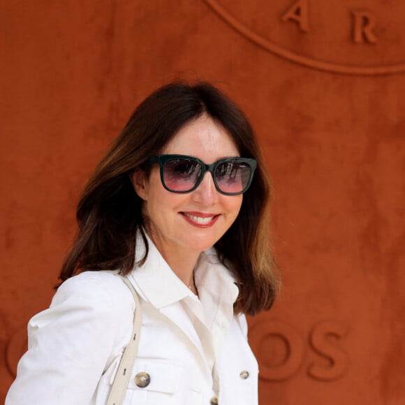Elle ajoutait toutefois que ce respect qu'elle a pour son coprs se fait "sans excès ni frustration".
Elsa Zylberstein au village lors des Internationaux de France de tennis de Roland Garros 2023, à Paris, France, le 11 juin 2023. © Jacovides-Moreau/Bestimage 