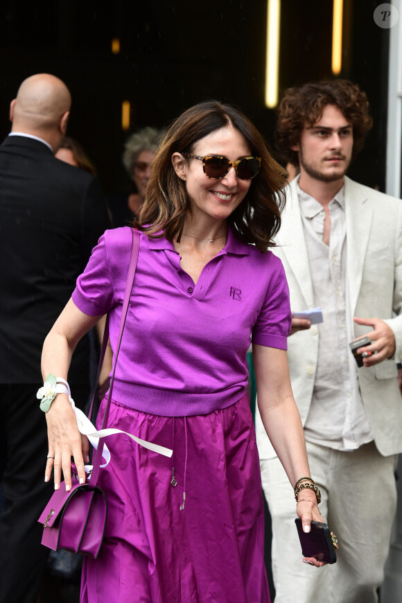 Elsa Zylberstein (habillée en Ralph Lauren) - Mariage de Claude Lelouch à la mairie du 18ème à Paris. Le 17 juin 2023