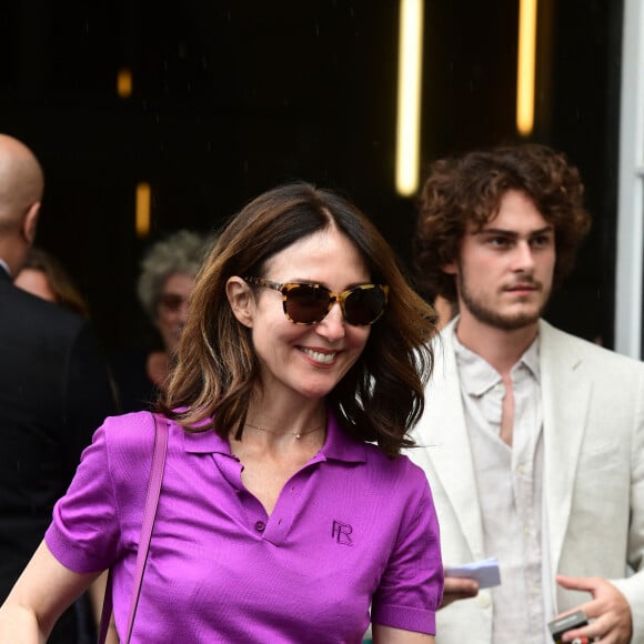 Elsa Zylberstein (habillée en Ralph Lauren) - Mariage de Claude Lelouch à la mairie du 18ème à Paris. Le 17 juin 2023