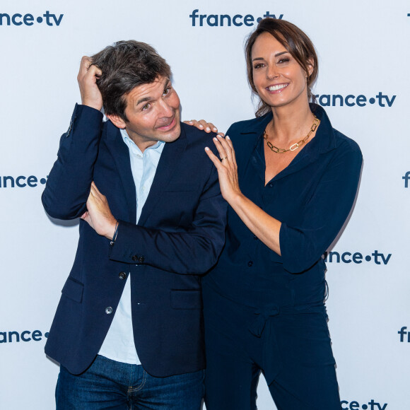 Thomas Sotto, Julia Vignali lors du photocall dans le cadre de la conférence de presse de France Télévisions au Pavillon Gabriel à Paris, France, le 24 août 2021. © Pierre Perusseau/Bestimage 