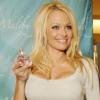 Pamela Anderson présente sa double-fragrance Malibu et Malibu Night, dans un centre commercial de l'Illinois, le samedi 6 mars.