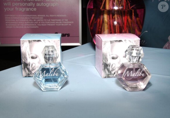 Vous laisserez-vous séduire par la double-fragrance de Pamela Anderson, Malibu et Malibu Night ?
